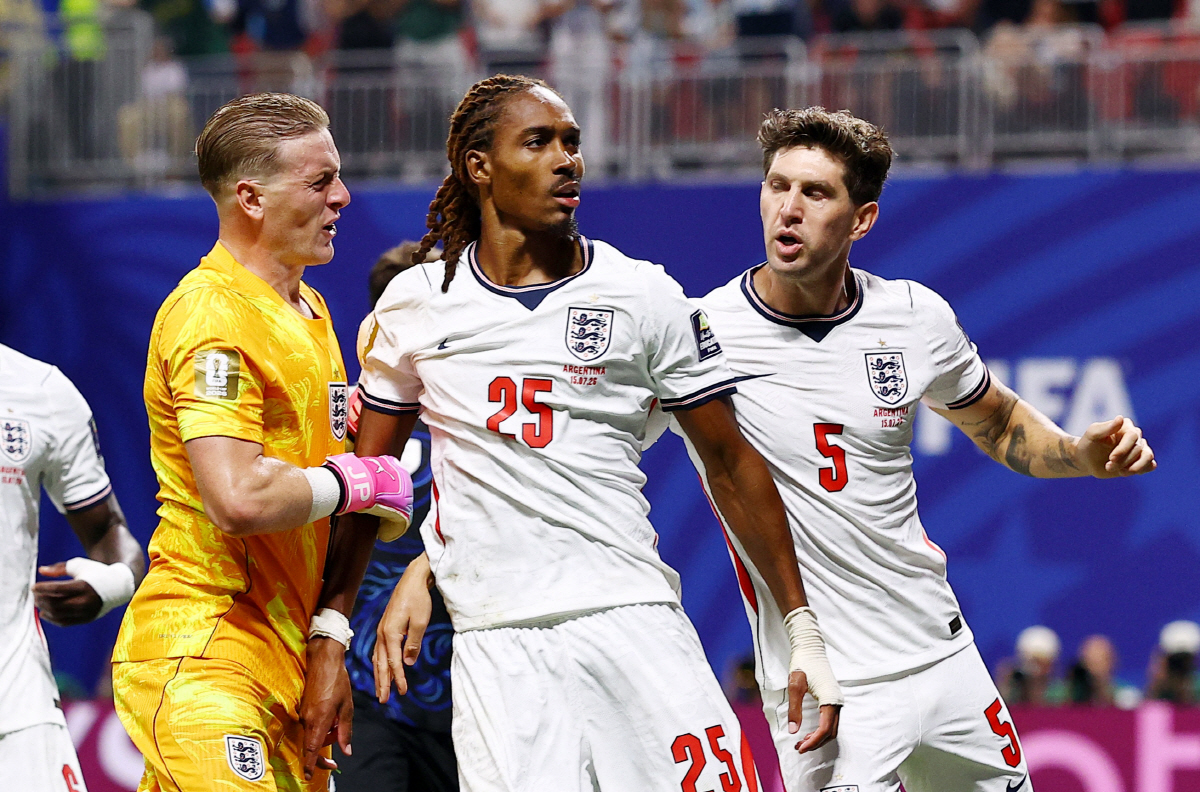 Soccer Football - FIFA World Cup 2026 - Semi Final - England v Argentina - Atlanta Stadium, Atlanta, Georgia, U.S. - July 15, 2026 England's Djed Spence and teammates react after his tackle on Argentina's Giuliano Simeone REUTERS/Agustin Marcarian