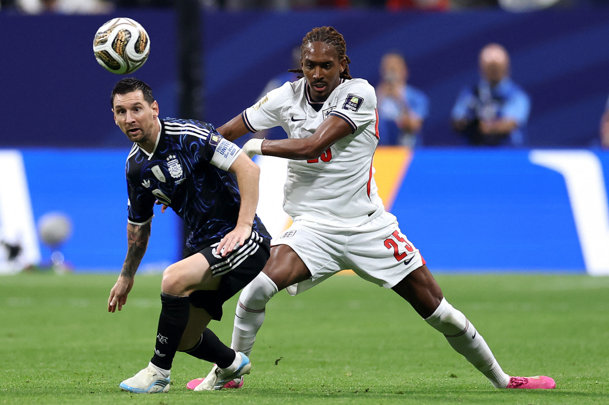ATLANTA, GEORGIA - JULY 15: Lionel Messi #10 of Argentina and Djed Spence #25 of England compete for the ball during the FIFA World Cup 2026 Semi Final match between England and Argentina at Atlanta Stadium on July 15, 2026 in Atlanta, Georgia. Buda Mendes/Getty Images/AFP (Photo by Buda Mendes / GETTY IMAGES NORTH AMERICA / Getty Images via AFP)