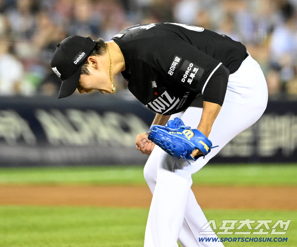 16일 잠실야구장에서 열린 KT와 LG의 경기. KT가 4대3으로 승리했다. 9회말 박영현이 2사 만루 문보경을 내야땅볼로 처리해 경기를 끝내며 환호하고 있다. 잠실=허상욱 기자 wook@sportschosun.com/2026.07.16/