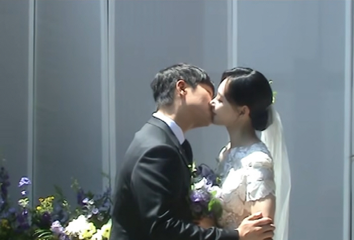 Bae Sung-jae and Kim Da-young's tearful wedding scene... Bride walks down the aisle holding her father's hand, saying, 'I never thought I'd get to do this'