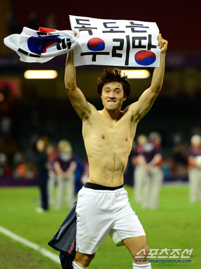 박종우는 2012년 8월10일 영국 카디프 밀레니엄스타디움에서 일본과 동메달 결정전을 마치고 열린 승리 세리머니에서 관중이 들고 온 '독도는 우리땅'이라고 적힌 종이를 들어 보이고 있다. 박종우는 이 세리머니로 인해 정치적인 표현을 금지한 IOC로부터 진상조사를 받았다. 20120810런던=올림픽사진공동취재단k
