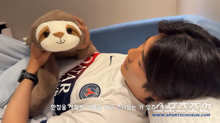 Han Hye-jin Keeps Petting Ki Sung-yueng Doll Until It Wears Out... 'How Much Does He Want to Raise a Dog?'