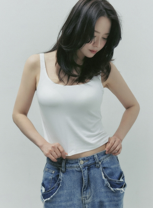CEO 송지효, 속옷만 입고 직접 모델로..배꼽 드러낸 파격 자태