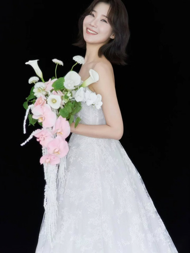 Divorce Lawyer Yang Narae Reveals a Glimpse of Her Handsome Groom-to-Be, Saying, "He Is a Precious Person Who Shares My Values"