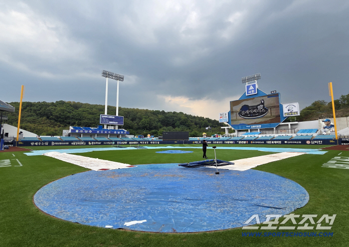 라팍 기습 물폭탄! 관중 입장 보류. 4시 → 5시 지연됐다 