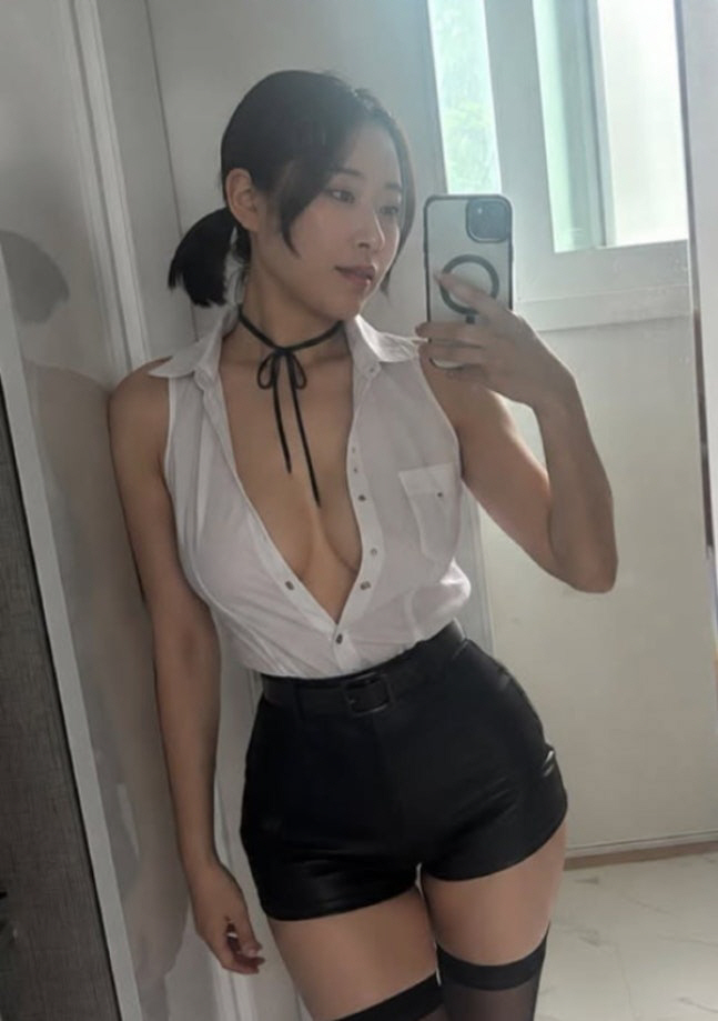 Lee Se-young, How Many Buttons Did She Undo?...Her Figure Stands Out Through a Deeply Cut Blouse