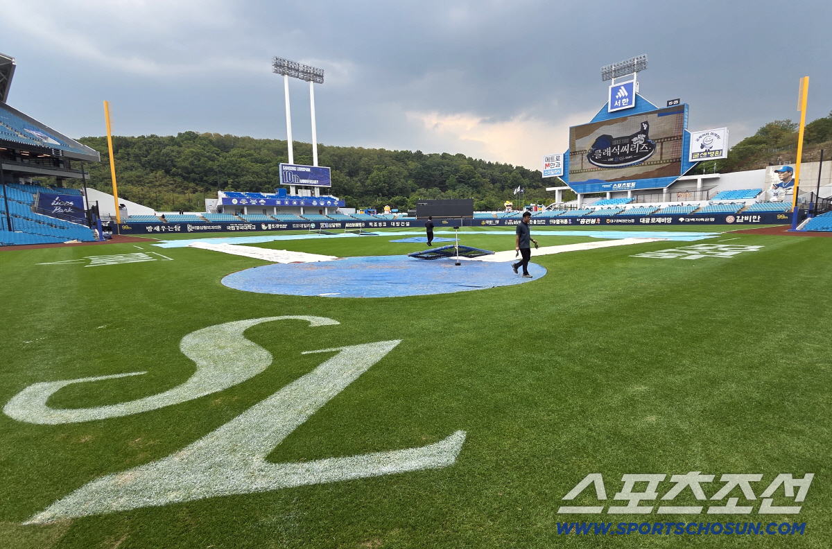 17일 대구 삼성라이온즈파크에서 열리는 삼성과 롯데의 경기. 장맛비가 내리고 있는 라이온즈파크. 대구=송정헌 기자 songs@sportschosun.com/2026.07.17/