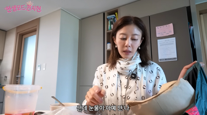 'Single Mom' Lee Ji-hyun Suffers LASIK Side Effects... 'I Have No Tears, and My Eyes Won't Open at Night'