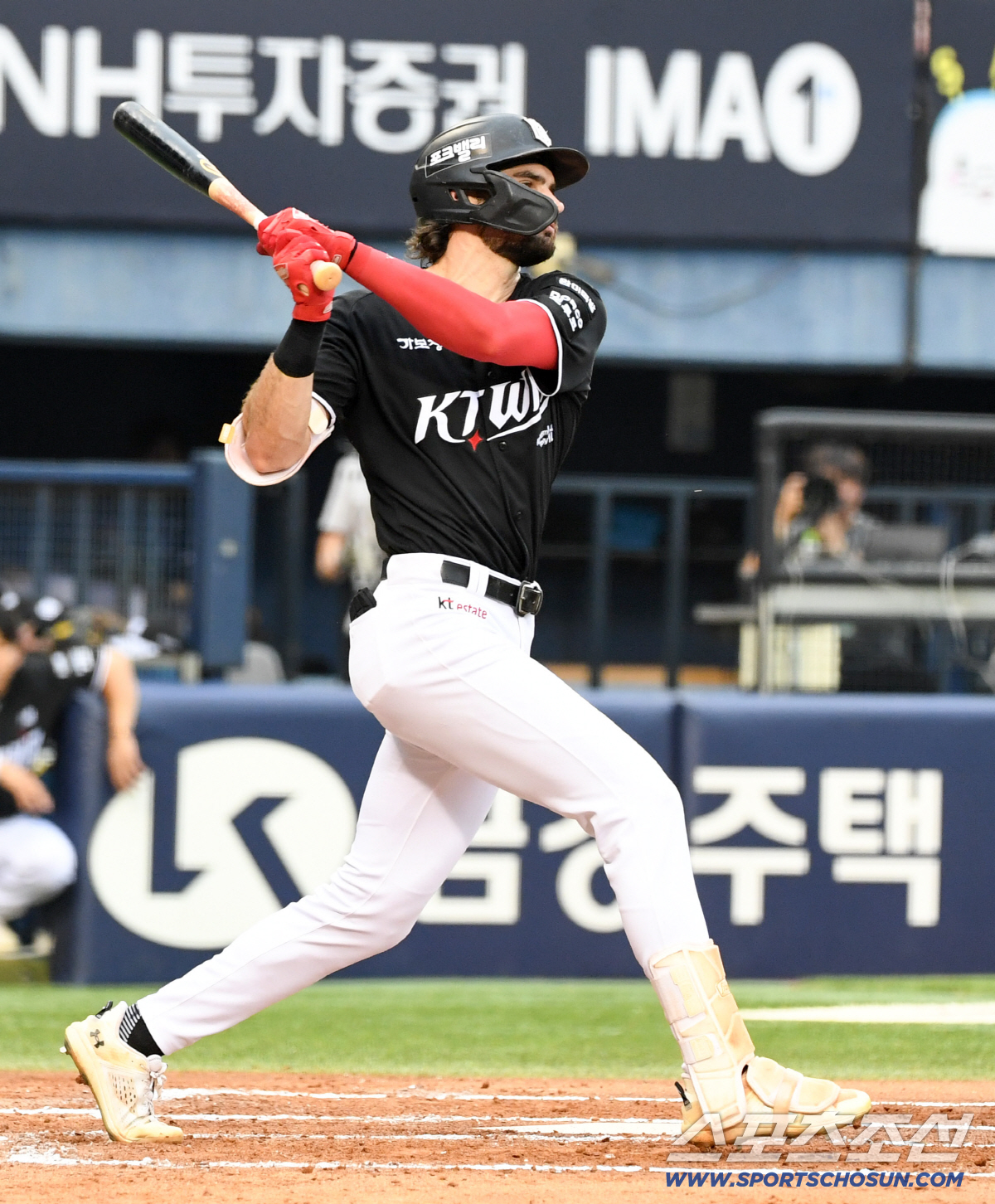 밀어쳐 만루포 당겨쳐 투런포 연타석 홈런포를 터뜨린 4번 타자 힐리어드.