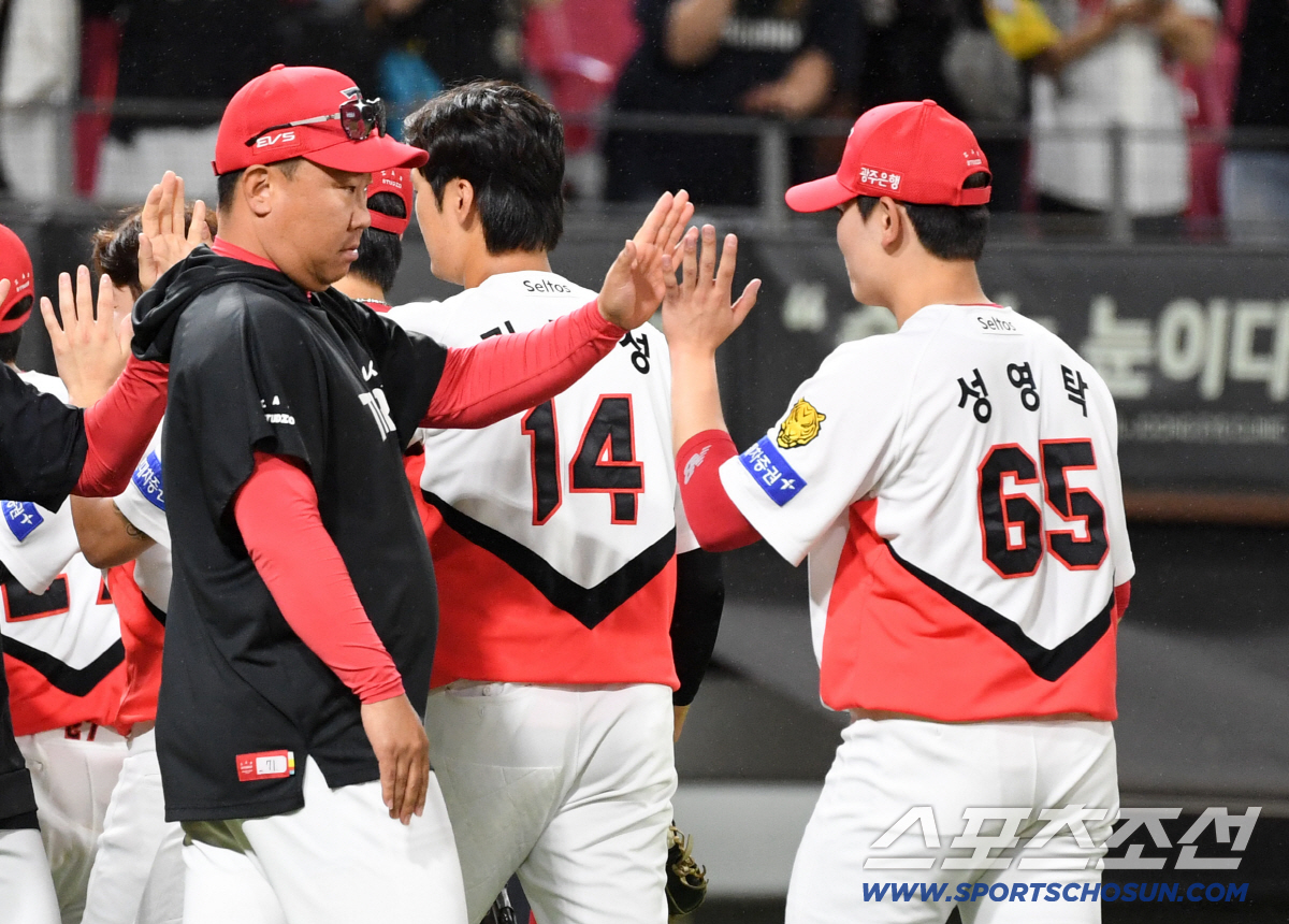 17일 광주 기아챔피언스필드에서 열린 KIA와 LG의 경기. 승리한 KIA 이범호 감독, 성영탁이 기뻐하고 있다. 광주=박재만 기자 pjm@sportschosun.com/2026.06.17/