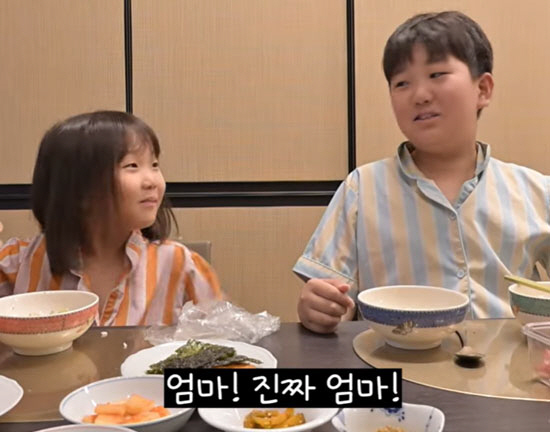 Jang Yoon-jeong and Do Kyung-wan's sixth-grade son Yeon-woo makes a hesitation-free confession 'My ideal type is Mom'