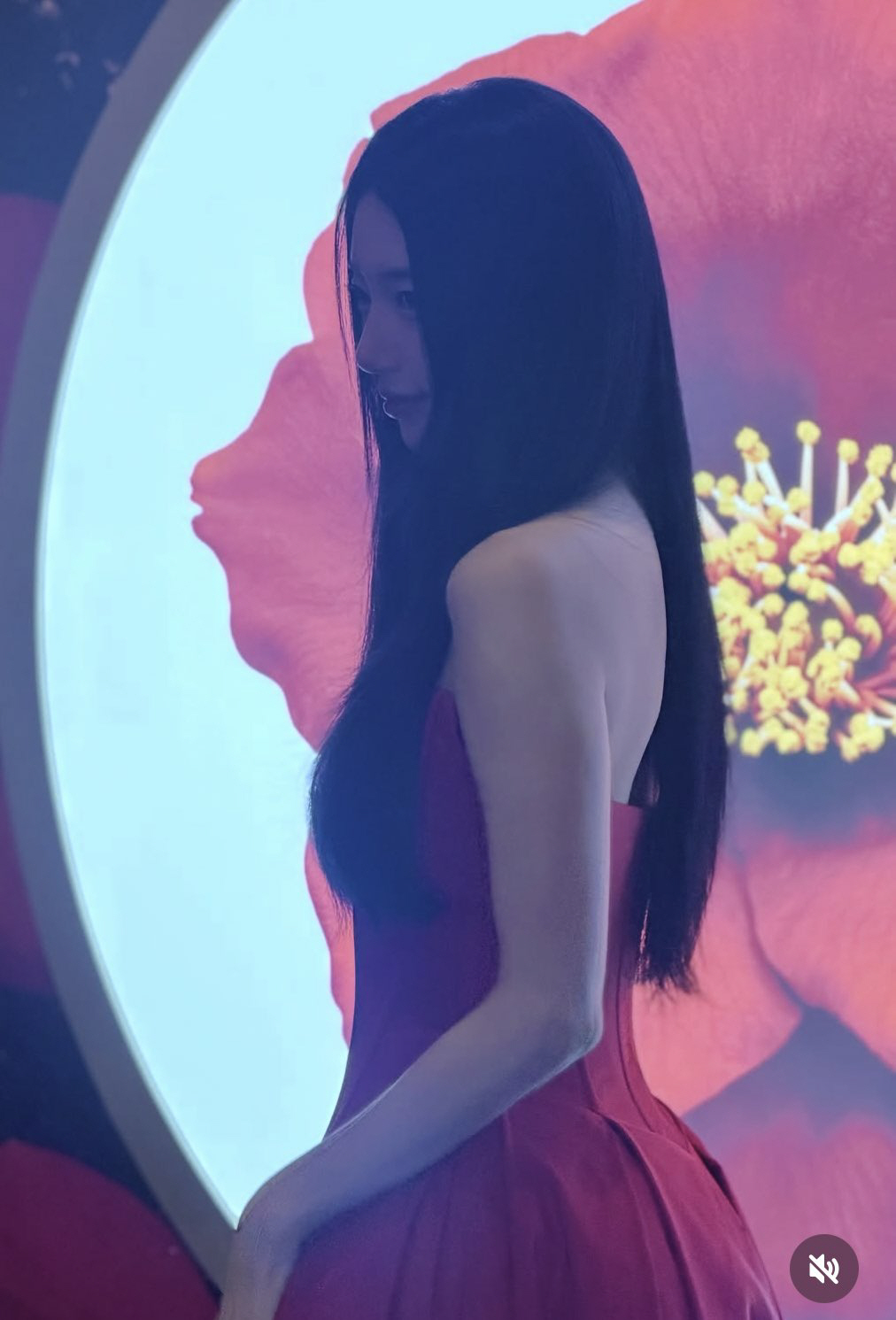 Bae Suzy Looks Even Slimmer..."Bone-Thin" Arms and a Face That Seems to Vanish, Showing Off a Half-Size Visual