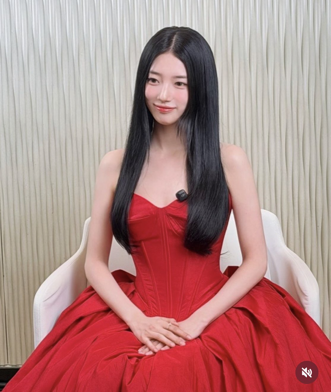 Bae Suzy Looks Even Slimmer..."Bone-Thin" Arms and a Face That Seems to Vanish, Showing Off a Half-Size Visual