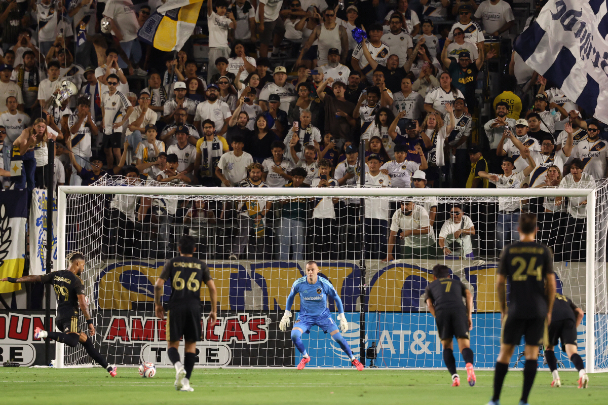 [MLS 리뷰] '월드컵 0골' 손흥민 리그 1호골! 공개 저격 세리머니, LA 더비서 237일 만에 리그골...LAFC, LA갤럭시에 3-0 대승