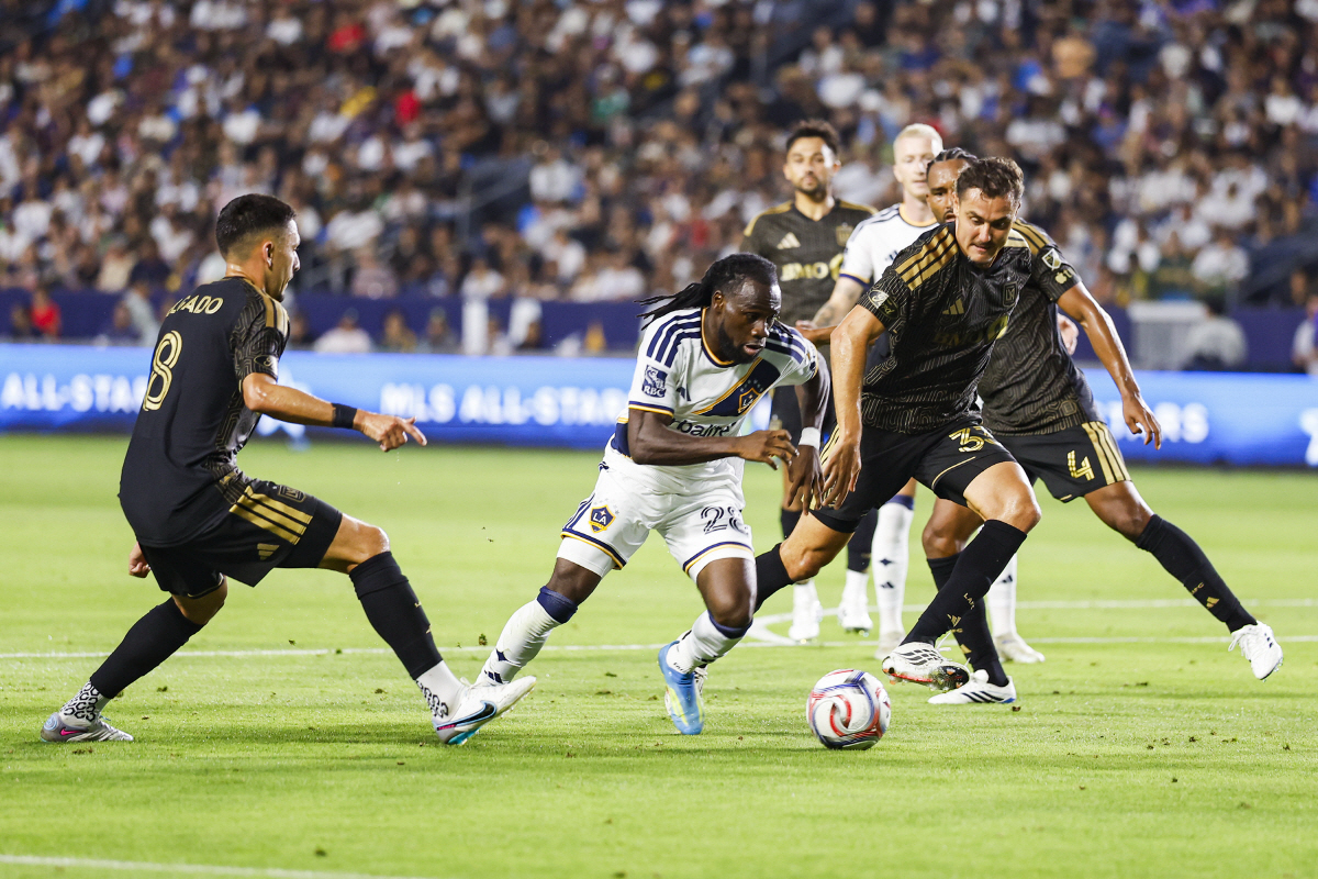 [MLS 리뷰] '월드컵 0골' 손흥민 리그 1호골! 공개 저격 세리머니, LA 더비서 237일 만에 리그골...LAFC, LA갤럭시에 3-0 대승