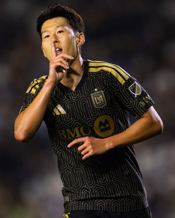 [MLS 리뷰] '월드컵 0골' 손흥민 리그 1호골! 공개 저격 세리머니, LA 더비서 237일 만에 리그골...LAFC, LA갤럭시에 3-0 대승