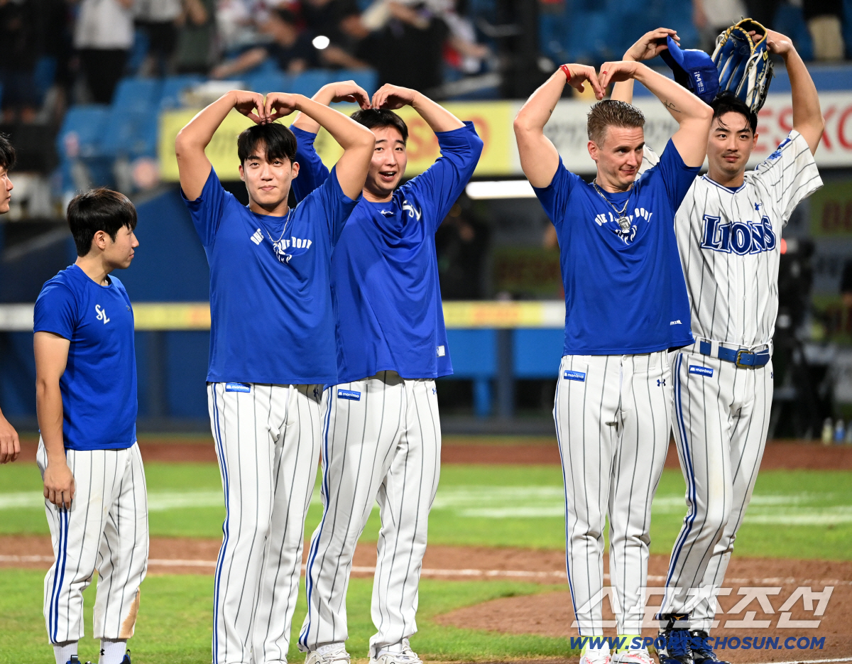 2023 KBO리그 KIA 타이거즈와 삼성 라이온즈의 경기가 20일 대구 삼성라이온즈파크에서 열렸다. 삼성이 6대4로 승리했다. 경기 종료 후 원태인 최채흥 뷰캐넌 구자욱이 팬들에게 하트를 보내고 있다. 대구=허상욱 기자 wook@sportschosun.com/2023.08.20/