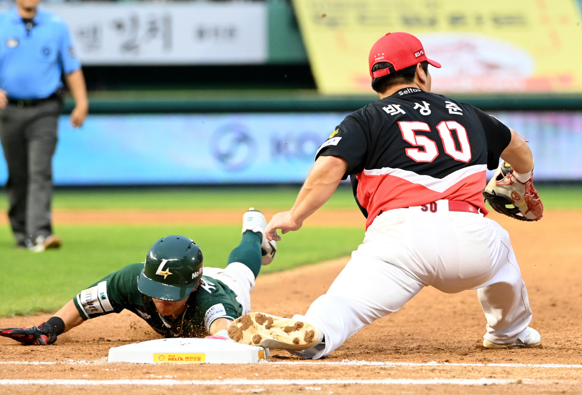 18일 인천SSG랜더스필드에서 열린 KIA와 SSG의 경기. 5회말 1사 1루 김호령이 박성한의 타구를 몸을 날려 잡아낸 뒤 1루로 송구해 1루주자 정준재까지 잡아내고 있다. 인천=허상욱 기자 wook@sportschosun.com/2026.07.18/