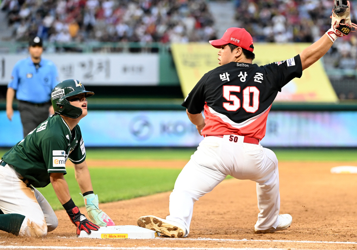 18일 인천SSG랜더스필드에서 열린 KIA와 SSG의 경기. 5회말 1사 1루 김호령이 박성한의 타구를 몸을 날려 잡아낸 뒤 1루로 송구해 1루주자 정준재까지 잡아내고 있다. 인천=허상욱 기자 wook@sportschosun.com/2026.07.18/