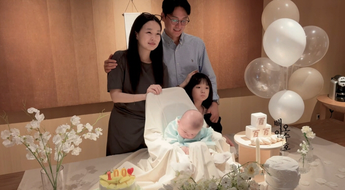 Kim So-young and Oh Sang-jin Take Their First Family Photo as a Family of Four for Their Son's 100th Day, 'Appointed as a True Filial Son'