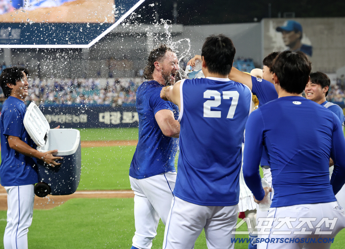 18일 대구 삼성라이온즈파크에서 열린 삼성과 롯데의 경기. 삼성이 롯데에 승리했다. 경기 종료 후 축하 물세례를 받고 있는 삼성 페덱. 대구=송정헌 기자 songs@sportschosun.com/2026.07.18/