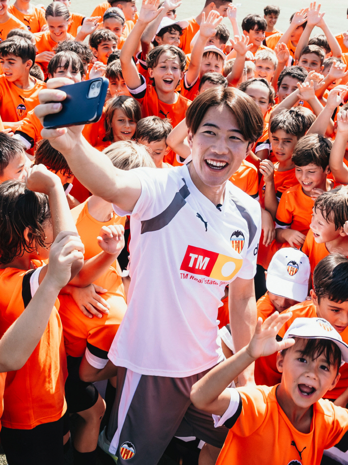 "대한민국 무너뜨리고 영웅될 것" 日 축구 초대형 재능, '제2의 이강인' 탄생 예고...발렌시아 뒤흔든 인기 "첫 훈련에서 모두를 놀라게 해"