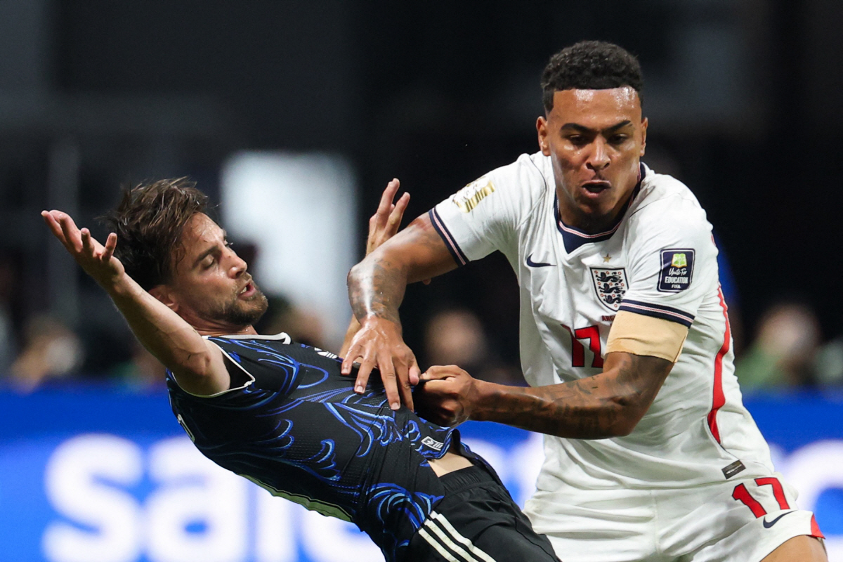 England's midfielder #17 Morgan Rogers (R) and Argentina's defender #03 Nicolas Tagliafico fight for the ball during the 2026 World Cup football tournament semi-final match between England and Argentina at the Atlanta Stadium in Atlanta on July 15, 2026. (Photo by Odd ANDERSEN / AFP)