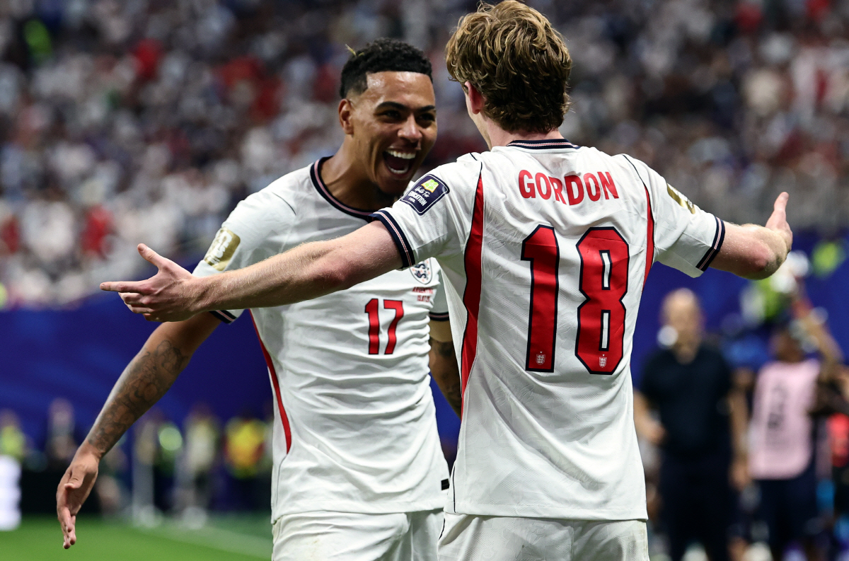 epa13113850 Anthony Gordon of England (R) celebrates scoring the 1-0 with Morgan Rogers of Englandduring the FIFA World Cup 2026 semifinals match England against Argentina, in Atlanta, USA, 15 July 2026. EPA/RONALD WITTEK