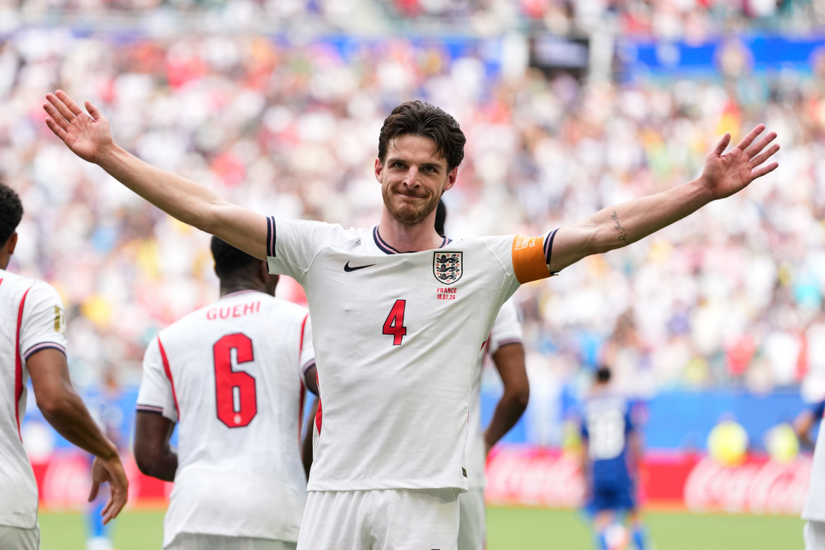 England's Declan Rice (4) celebrates scoring their first goal during the World Cup third-place playoff soccer match between France and England in Miami Gardens, Fla., Saturday, July 18, 2026. (AP Photo/Rebecca Blackwell)