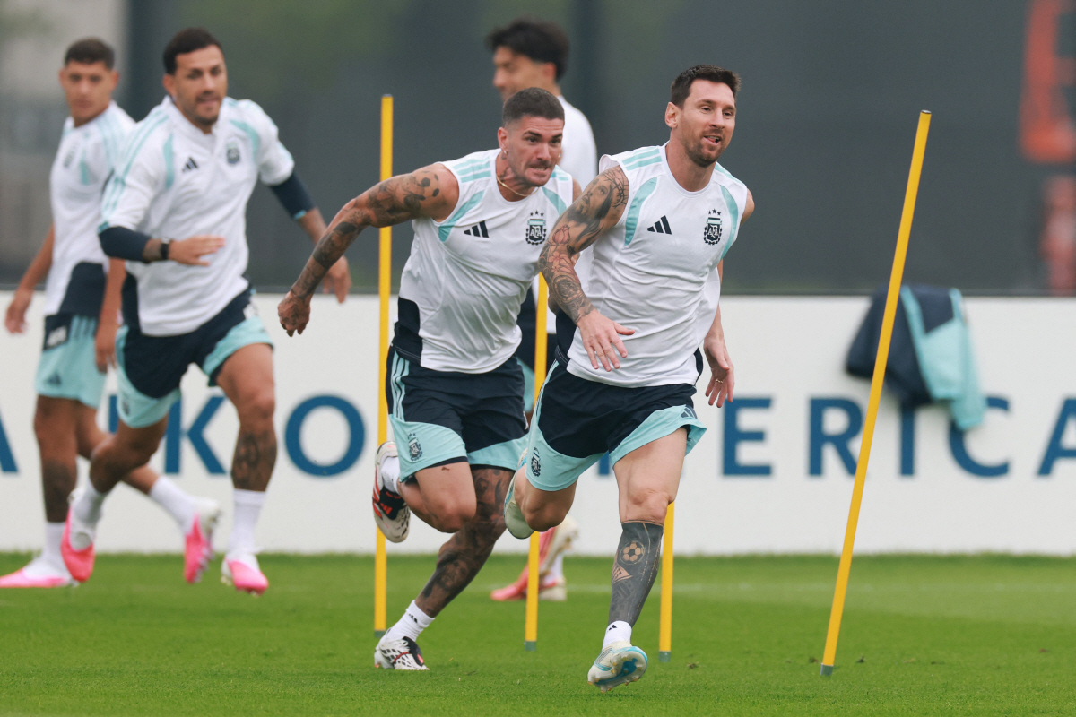 MORRISTOWN, NEW JERSEY - JULY 18: Lionel Messi #10 (R) and Rodrigo De Paul #7 of Argentina (L) in action during a training session on July 18, 2026 in Morristown, New Jersey. Argentina faces Spain in the FIFA World Cup 2026 final on July 19th. Elsa/Getty Images/AFP (Photo by ELSA / GETTY IMAGES NORTH AMERICA / Getty Images via AFP)