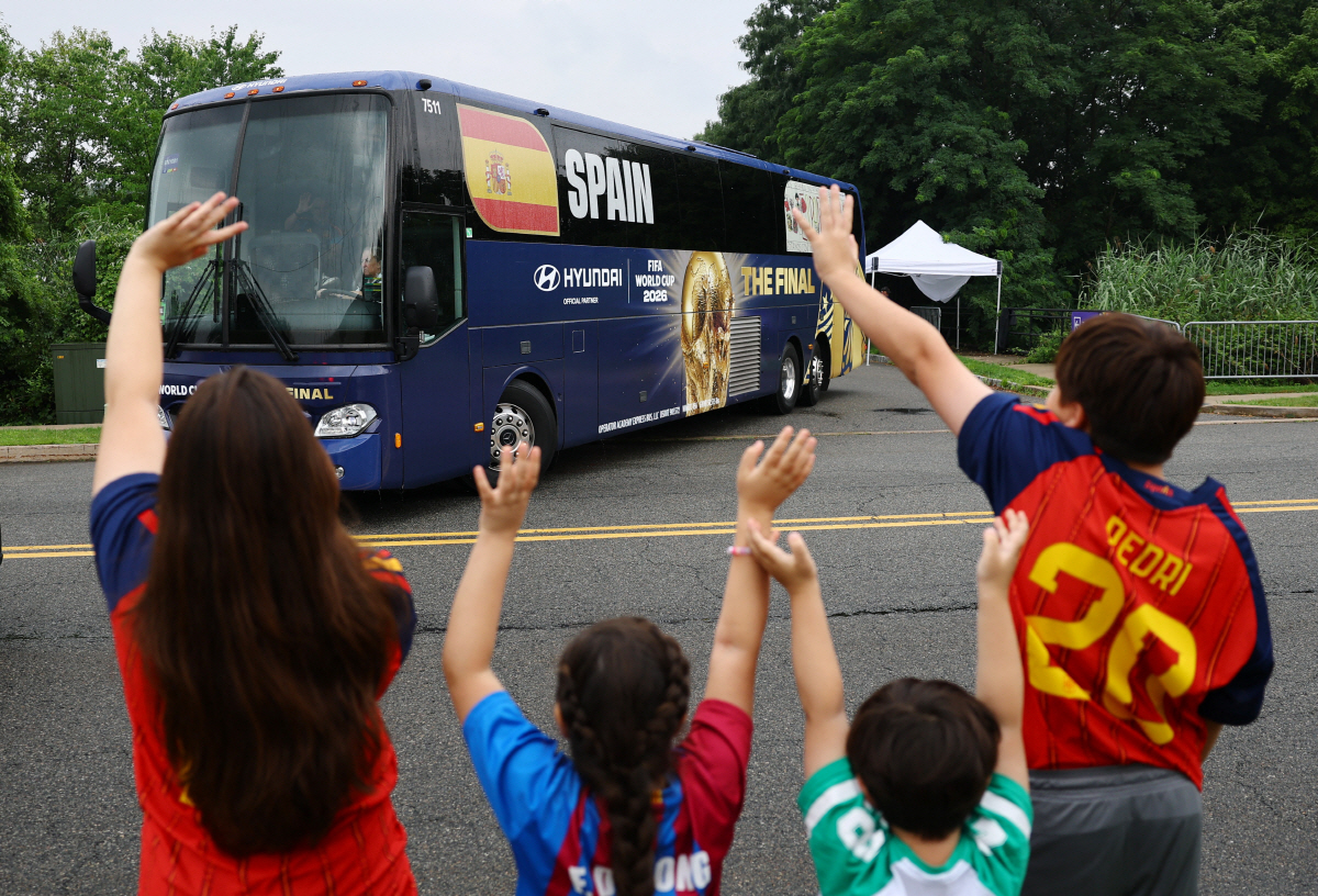 Soccer Football - FIFA World Cup 2026 - Final - Spain Training - Melanie Lane Training Grounds, East Hanover, New Jersey, U.S. - July 18, 2026 Spain fans wave to the team bus as it leaves the Melanie Lane Training Grounds after training is cancelled due to the weather REUTERS/Kai Pfaffenbach