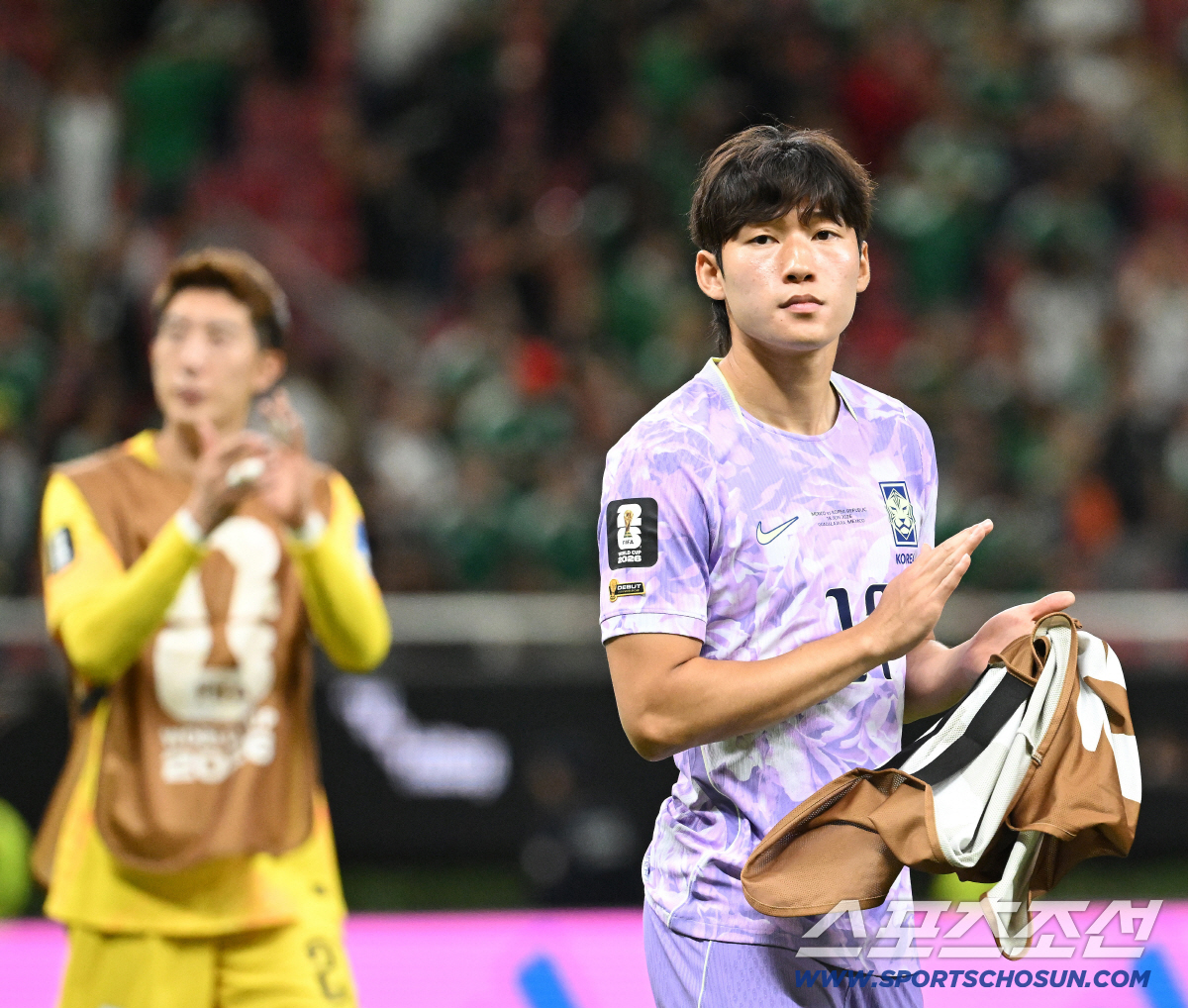 19일(한국시각) 멕시코 과달라하라 사포판의 에스타디오 과달라하라에서 열린 2026 북중미월드컵 대한민국과 멕시코의 경기. 대한민국이 0대1로 패했다. 팬들에게 인사를 하는 배준호의 모습. 사포판(멕시코)=허상욱 기자 wook@sportschosun.com/2026.06.19/