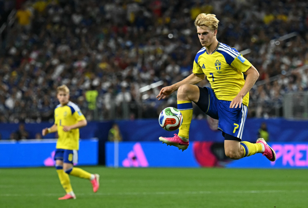 Sweden's midfielder #07 Lucas Bergvall controls the ball during the 2026 World Cup Group F football match between Japan and Sweden at the Dallas Stadium in Arlington on June 25, 2026. (Photo by Paul ELLIS / AFP)
