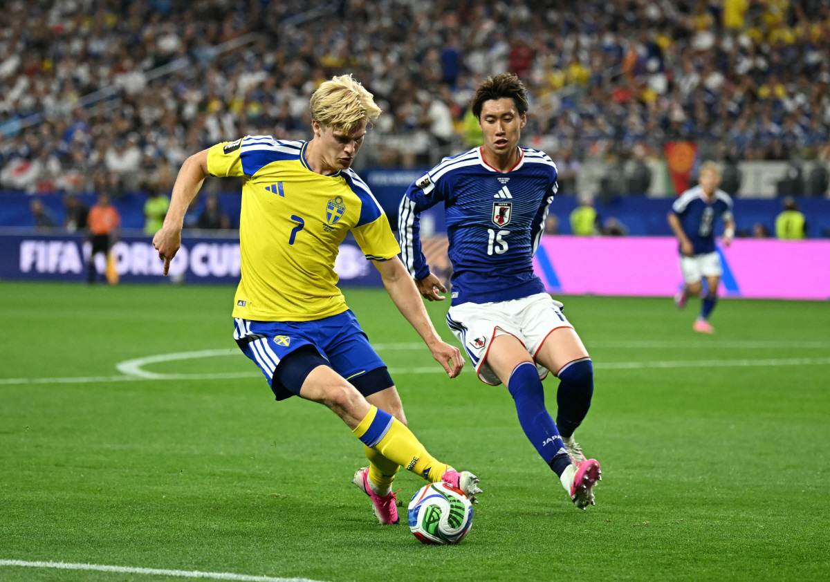 Sweden's midfielder #07 Lucas Bergvall and Japan's midfielder #15 Daichi Kamada fight for the ball during the 2026 World Cup Group F football match between Japan and Sweden at the Dallas Stadium in Arlington on June 25, 2026. (Photo by Paul ELLIS / AFP)