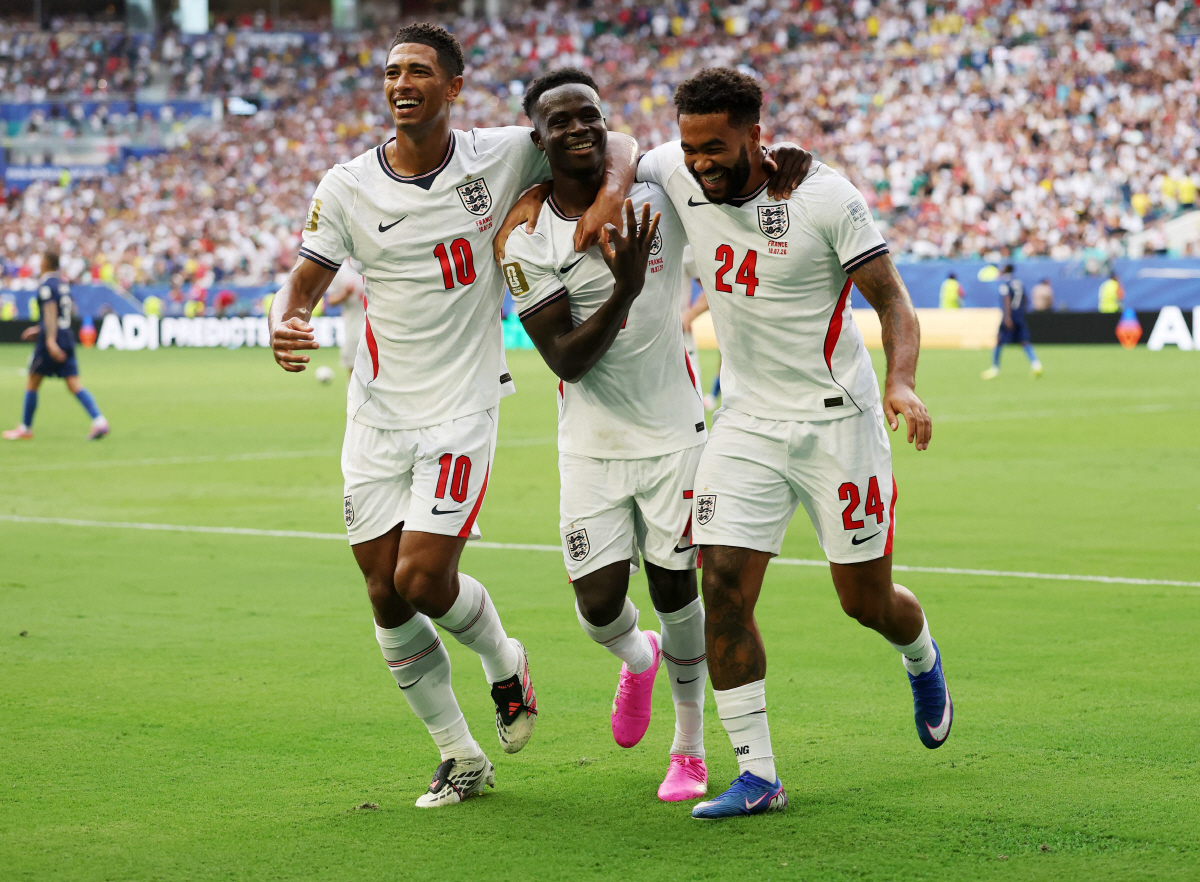 MIAMI GARDENS, FLORIDA - JULY 18: Bukayo Saka #7 of England celebrates scoring his team's fifth and hat trick goal with teammates Jude Bellingham #10 and Reece James #24 during the FIFA World Cup 2026 Bronze Final between France and England at Miami Stadium on July 18, 2026 in Miami Gardens, Florida. Luke Hales/Getty Images/AFP (Photo by Luke Hales / GETTY IMAGES NORTH AMERICA / Getty Images via AFP)
