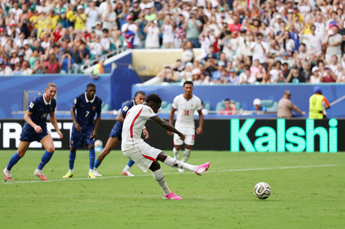 MIAMI GARDENS, FLORIDA - JULY 18: Bukayo Saka #7 of England scores his team?s fifth and hat trick goal on a penalty kick during the FIFA World Cup 2026 Bronze Final between France and England at Miami Stadium on July 18, 2026 in Miami Gardens, Florida. Kevin C. Cox/Getty Images/AFP (Photo by Luke Hales / GETTY IMAGES NORTH AMERICA / Getty Images via AFP)