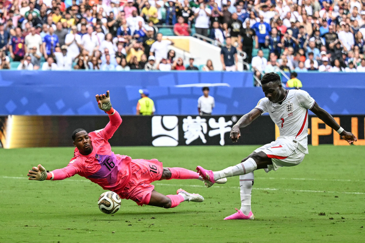 TOPSHOT - England's forward #07 Bukayo Saka shoots and misses a chance during the 2026 World Cup football tournament third-place match between France and England at the Miami Stadium in Miami on July 18, 2026. (Photo by CHANDAN KHANNA / AFP)