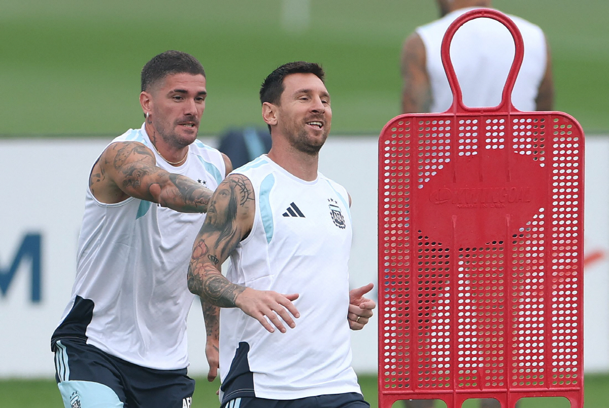 Argentina's forward #10 Lionel Messi (R) and midfielder #07 Rodrigo De Paul exercise during a training session on the eve of the 2026 World Cup football tournament final match against Spain, in Morristown, New Jersey, on July 18, 2026. (Photo by PATRICIA DE MELO MOREIRA / AFP)