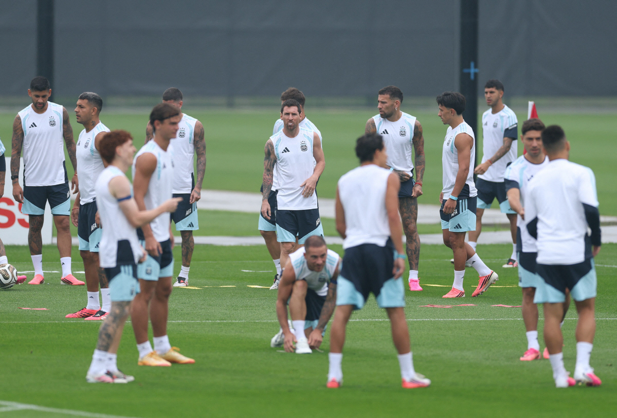Argentina's forward #10 Lionel Messi (C) attends a training session on the eve of the 2026 World Cup football tournament final match against Spain, in Morristown, New Jersey, on July 18, 2026. (Photo by PATRICIA DE MELO MOREIRA / AFP)