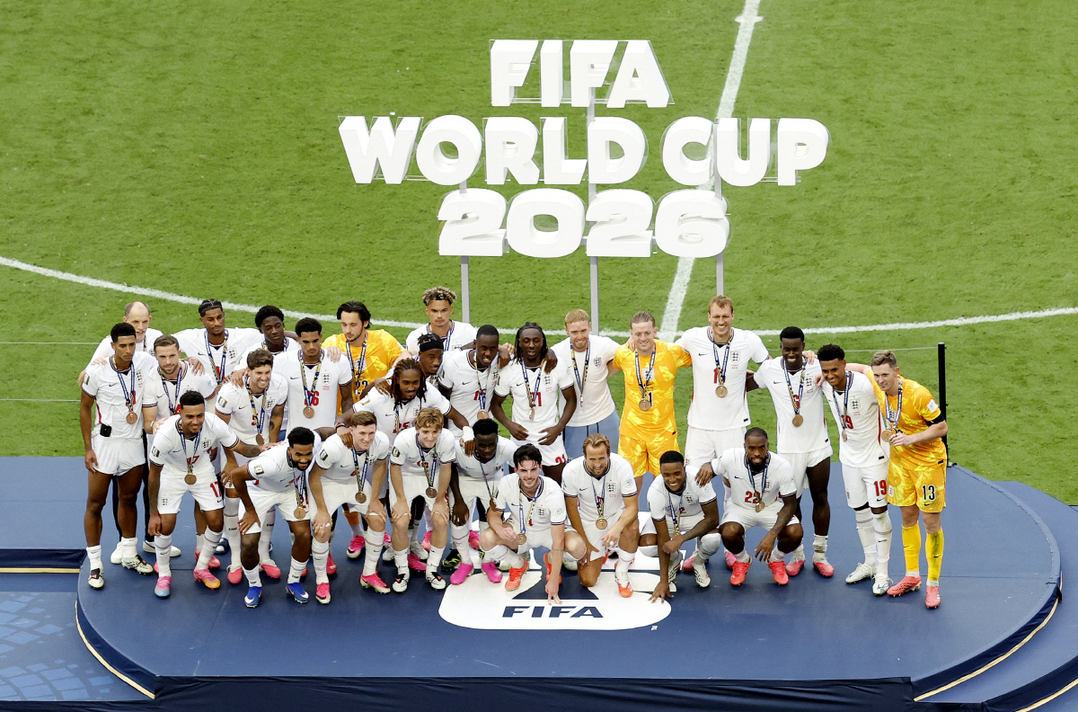 Soccer Football - FIFA World Cup 2026 - Bronze Final - France v England - Miami Stadium, Miami Gardens, Florida, U.S. - July 18, 2026 England manager Thomas Tuchel and England players wear their bronze medals as they pose for a picture on the podium during the ceremony after the match REUTERS/Marco Bello