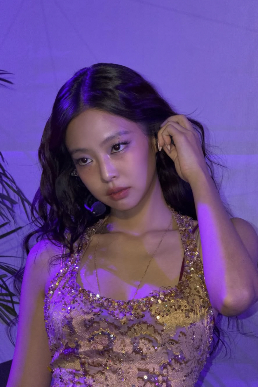 블랙핑크 제니, 한밤중 SNS에 온라인 발칵…의문의 하트男과 밀착 투샷