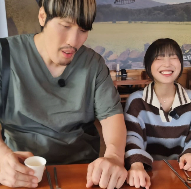 Choi Hong-man and Tzuyang Are Starting to Look Like a Couple... Close Physical Contact and Arm-to-Arm Photos