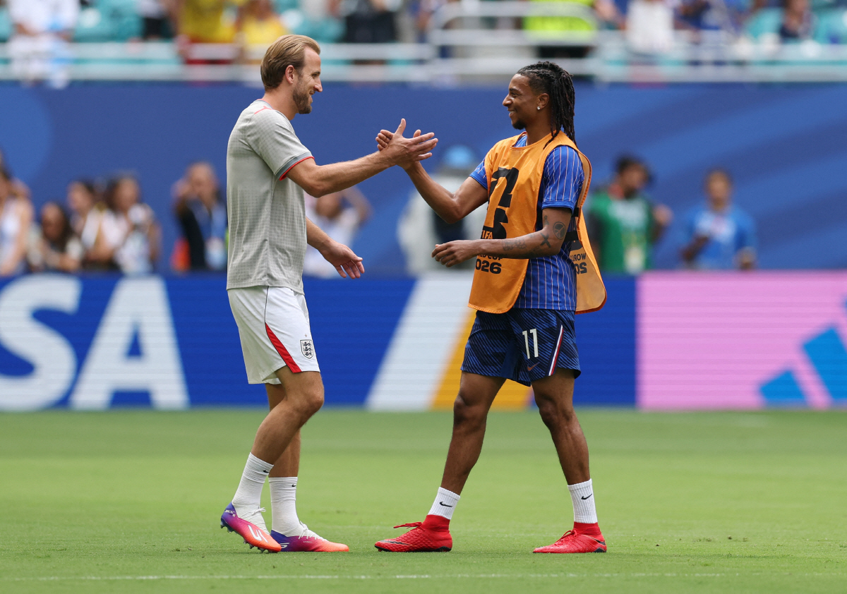 MIAMI GARDENS, FLORIDA - JULY 18: Harry Kane #9 of England and Michael Olise #11 of France greet during the warm up before the FIFA World Cup 2026 Bronze Final between France and England at Miami Stadium on July 18, 2026 in Miami Gardens, Florida. Luke Hales/Getty Images/AFP (Photo by Luke Hales / GETTY IMAGES NORTH AMERICA / Getty Images via AFP)