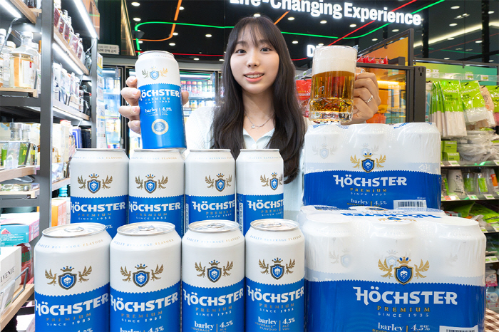 From 990-won sparkling beer to 1-liter makgeolli convenience store chains compete on value-priced alcohol