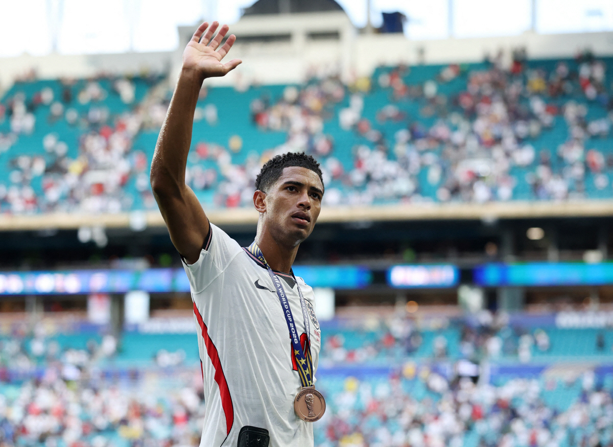 MIAMI GARDENS, FLORIDA - JULY 18: Jude Bellingham #10 of England applauds the fans after receiving the third place medal after the 6-4 win during the FIFA World Cup 2026 Bronze Final between France and England at Miami Stadium on July 18, 2026 in Miami Gardens, Florida. Buda Mendes/Getty Images/AFP (Photo by Buda Mendes / GETTY IMAGES NORTH AMERICA / Getty Images via AFP)