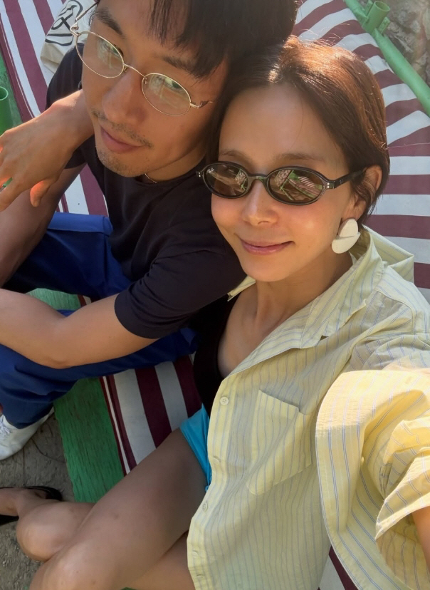 Kim Na-young and My Q Are So Sweet... 'Couple Shots Every Time They See a Mirror'