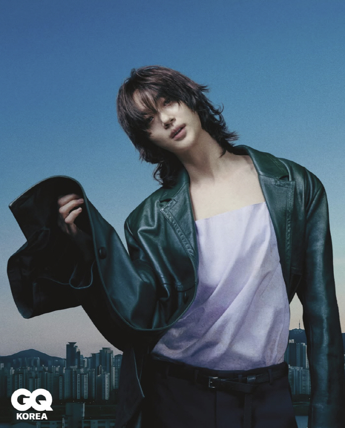 변우석 맞아? 장발에 오프숄더...187cm 모델핏에 드러난 탄탄한 근육