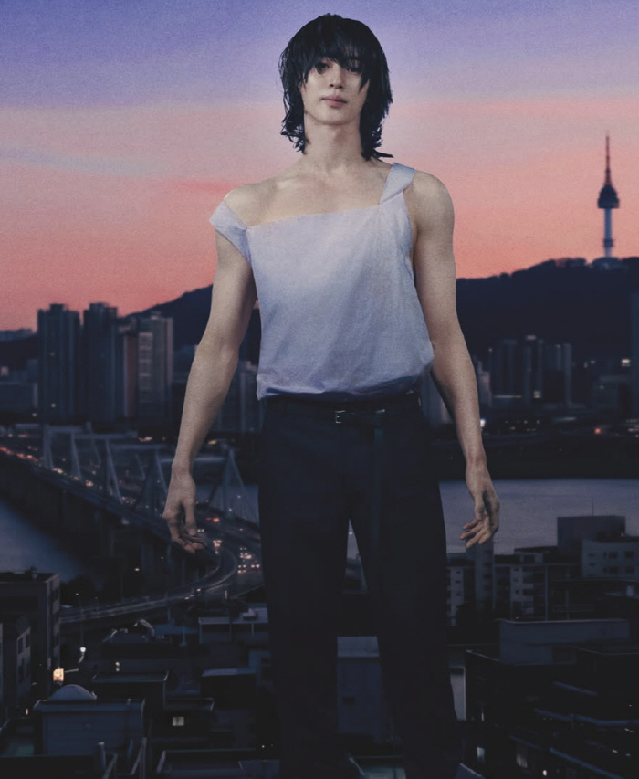 변우석 맞아? 장발에 오프숄더...187cm 모델핏에 드러난 탄탄한 근육