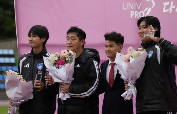 서효원 울산대학교 감독(왼쪽에서 두 번째). 사진제공=한국대학축구연맹
