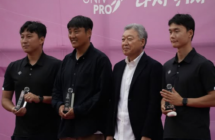 박규선 한남대학교 감독(왼쪽에서 두번째). 사진제공=한국대학축구연맹